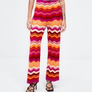 Pantalón largo recto de punto. Rayas Fucsia talla M